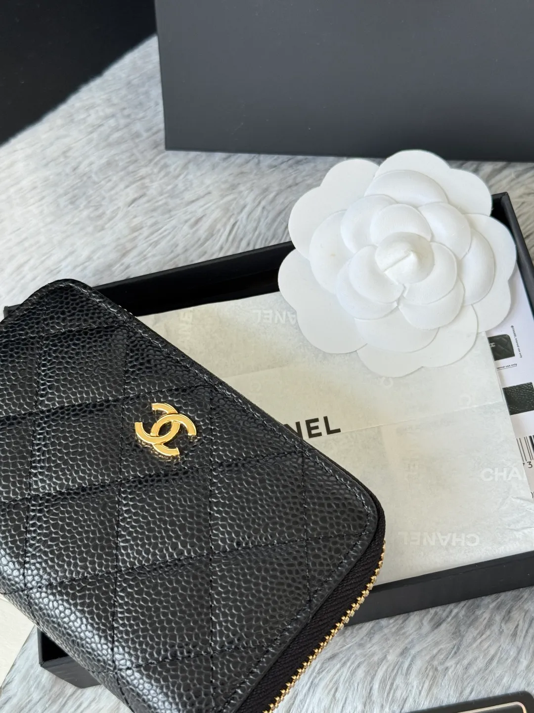 Medium size 💰360💰 finally arrived, chanel 25c oversized zipper bag with zipper inside. First place to eat melon. Large black gold cow coin purse with inner zipper. Made of caviar cowhide. Ginza sa is great. Enthusiastic and patient. I picked up a bunch of black gold card holders. There are several popular coin purses. I went for the L-shaped zipper coin purse. I tried it on the spot. My nails are a little difficult to insert cards. The 25c model is enlarged and looks great. The upgraded version is very practical. Buy it quickly! chanel25c chanel coin purse chanel card holder card holder recommended zipper coin purse chanel number: 3686 (0112) 25c size: 12*5cmx8cmx2cm