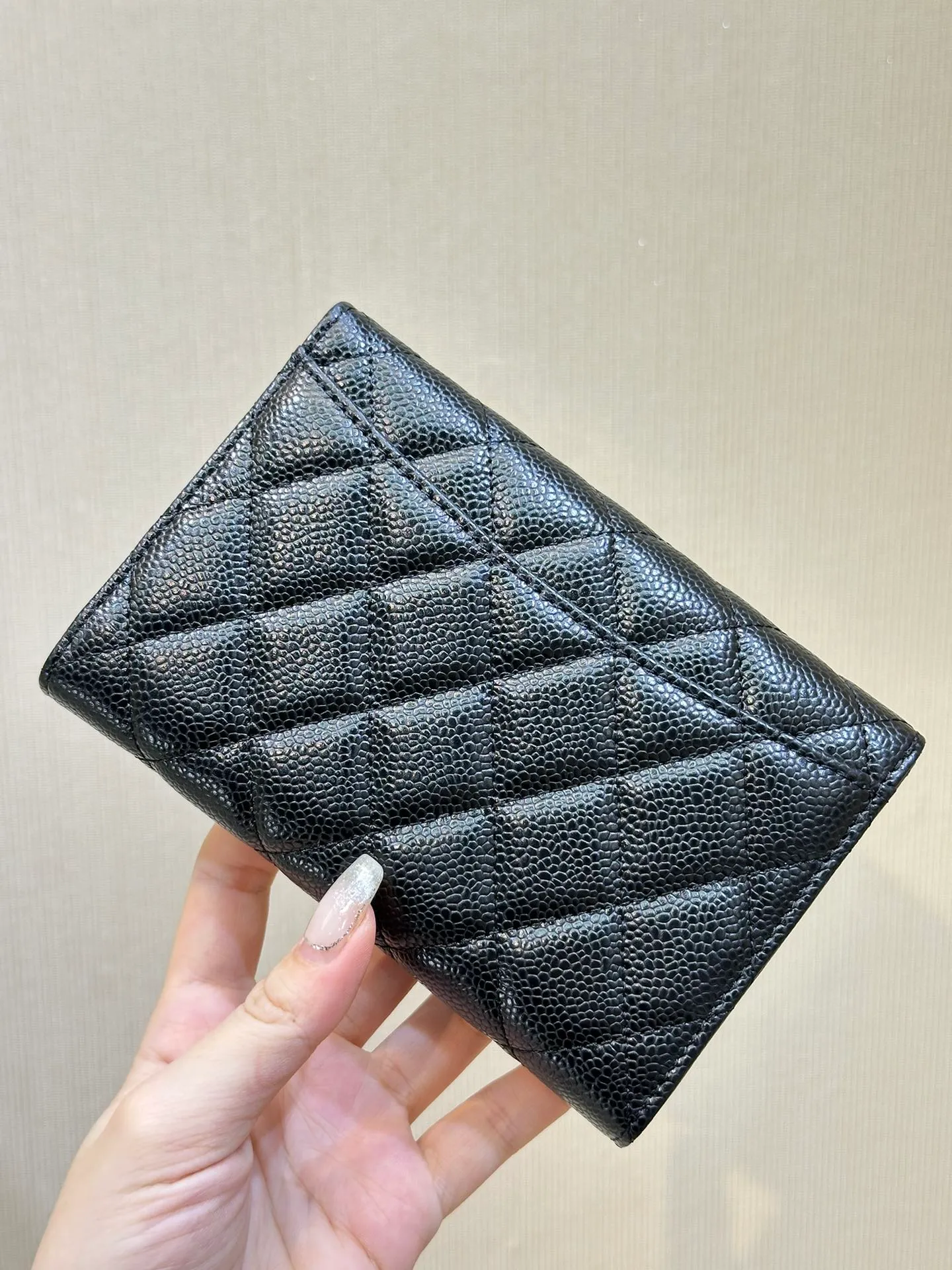 0232 Italian imported caviar calfskin, luxurious caviar cowhide, full grain texture, noble and elegant. The remaining quantities of large orders shipped on the platform will be taken out directly for you to fry! ! Xiangjia classic CF flip caviar card holder complete package! ! Go quickly with no complement orders! !
