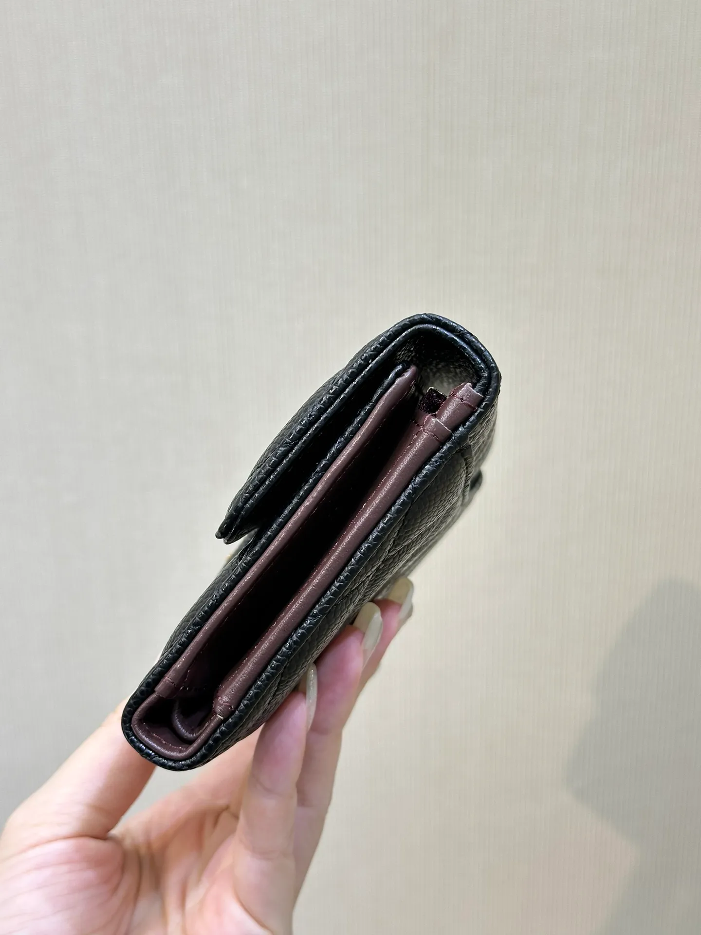 0232 Italian imported caviar calfskin, luxurious caviar cowhide, full grain texture, noble and elegant. The remaining quantities of large orders shipped on the platform will be taken out directly for you to fry! ! Xiangjia classic CF flip caviar card holder complete package! ! Go quickly with no complement orders! !