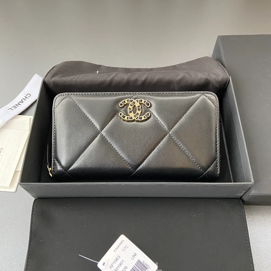 Xiaoxiang imported Italian lambskin Item number: A1063B Price: 520 Size: w19.5×h10.5×d2cm Color: black lambskin gold steel mark