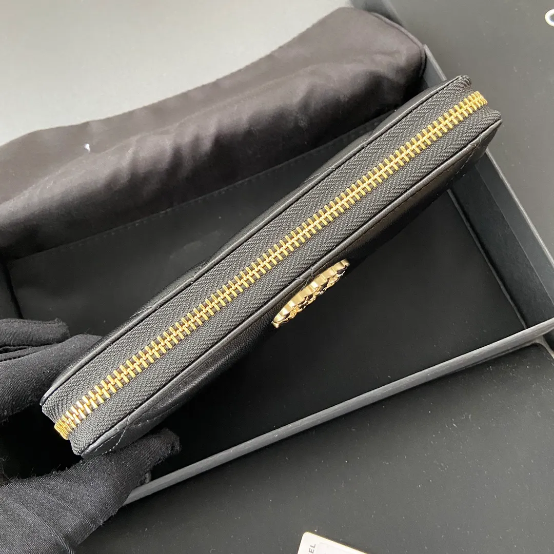 Xiaoxiang imported Italian lambskin Item number: A1063B Price: 520 Size: w19.5×h10.5×d2cm Color: black lambskin gold steel mark