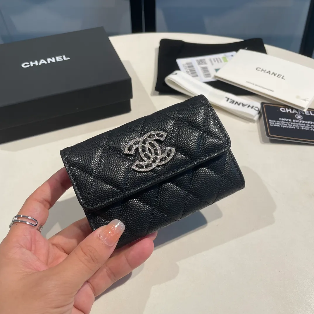 💰360😊 Upgraded version💋🆕In stock Ohanel 22 spring and summer series rhinestone buckle fine ball grain cowhide snap card holder I cried so beautifully 😭New art double c diamond buckle through leather The rhinestone buckle attracted me, anyway, the diamonds are really good-looking, so I bought it! Comes with a complete set of packaging 2791🍃size: 11*8.5