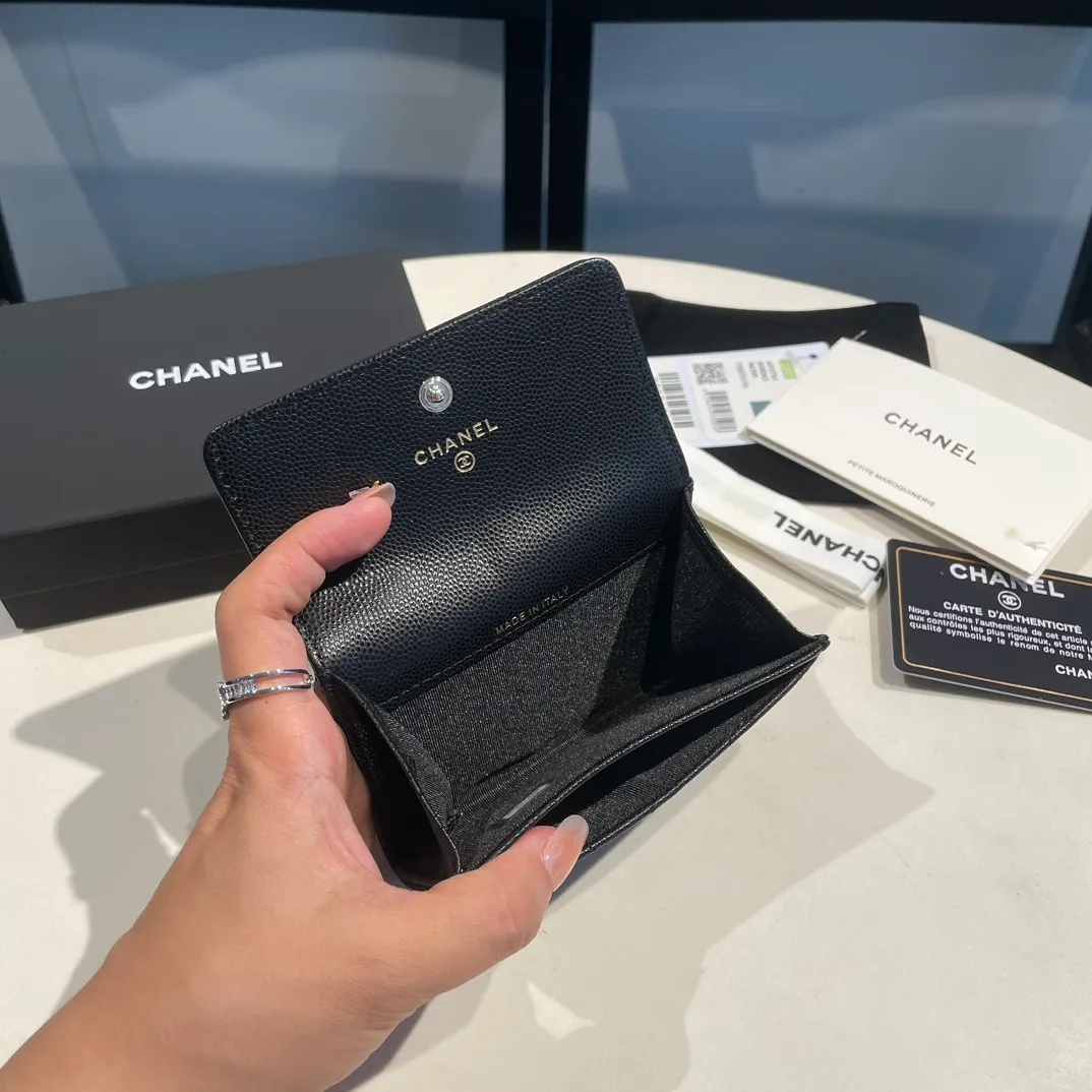 💰360😊 Upgraded version💋🆕In stock Ohanel 22 spring and summer series rhinestone buckle fine ball grain cowhide snap card holder I cried so beautifully 😭New art double c diamond buckle through leather The rhinestone buckle attracted me, anyway, the diamonds are really good-looking, so I bought it! Comes with a complete set of packaging 2791🍃size: 11*8.5