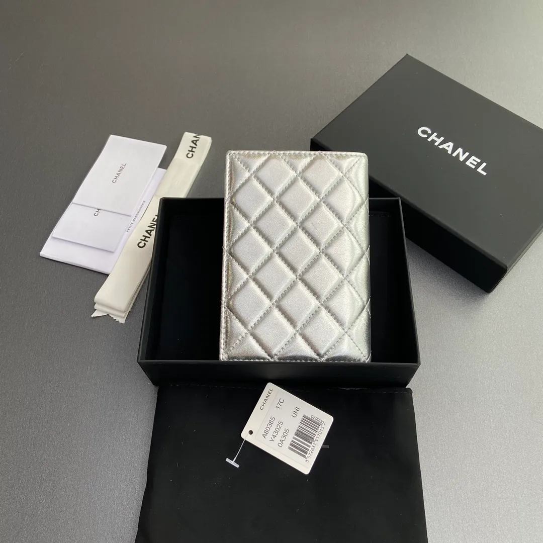[Special grade hardware original leather] ¥280 Xiaoxiang Passport Holder Series Quilted card holder with iconic metal logo Gold tone metal hardware, special Italian imported leather 4 card slots, 1 passport holder Number: 80385 Silver Sheep Silver Size: w10×h15×d2cm