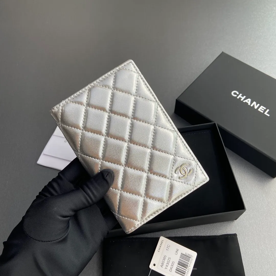 [Special grade hardware original leather] ¥280 Xiaoxiang Passport Holder Series Quilted card holder with iconic metal logo Gold tone metal hardware, special Italian imported leather 4 card slots, 1 passport holder Number: 80385 Silver Sheep Silver Size: w10×h15×d2cm