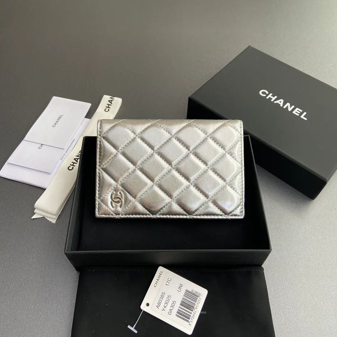 [Special grade hardware original leather] ¥280 Xiaoxiang Passport Holder Series Quilted card holder with iconic metal logo Gold tone metal hardware, special Italian imported leather 4 card slots, 1 passport holder Number: 80385 Silver Sheep Silver Size: w10×h15×d2cm