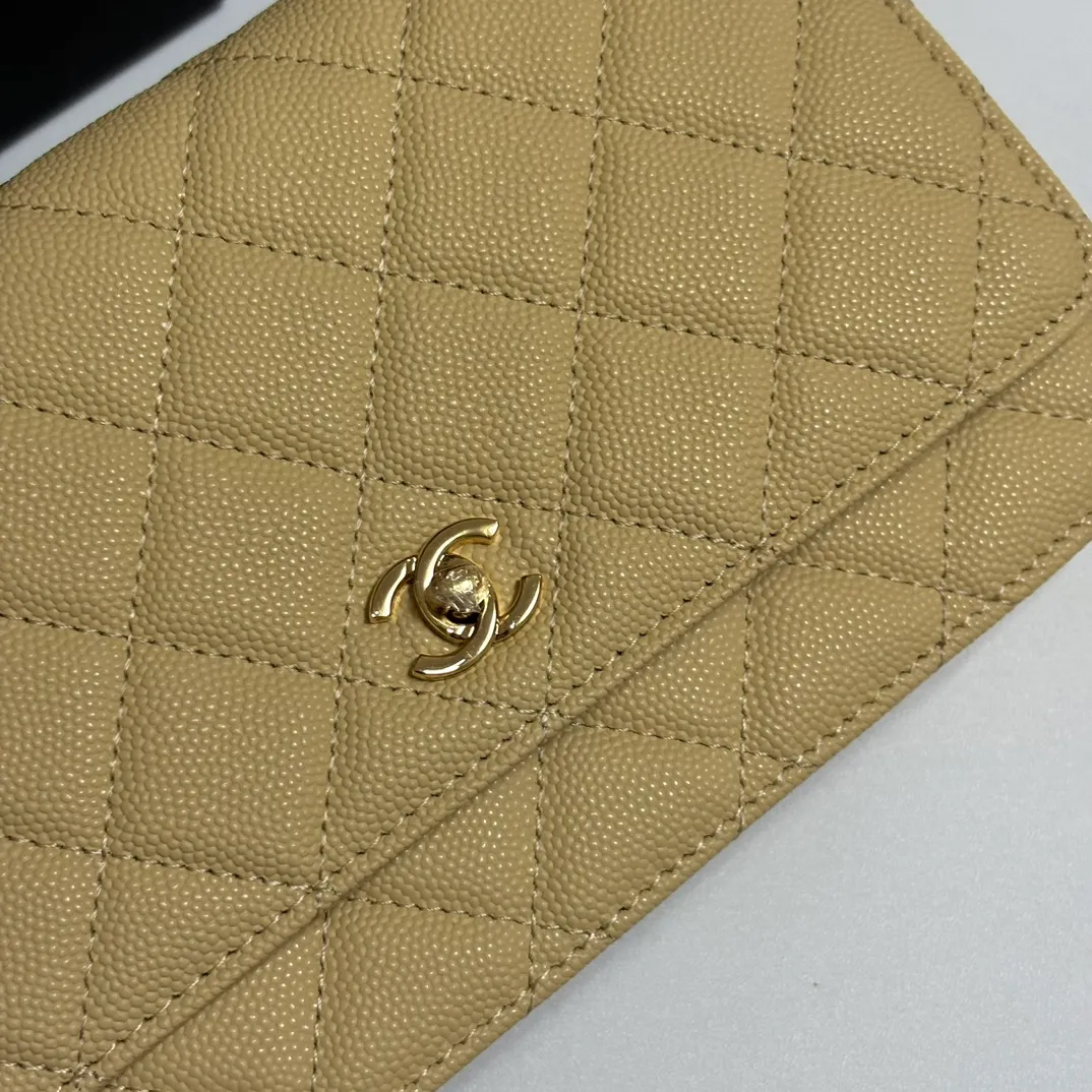 💰700 New product WOC🍃🍃Double C button style, 4241 new design is more solid. You no longer have to worry about things opening with too many buttons, and it still maintains the classic look. AP8482 size: 12×19.5×3.5cm