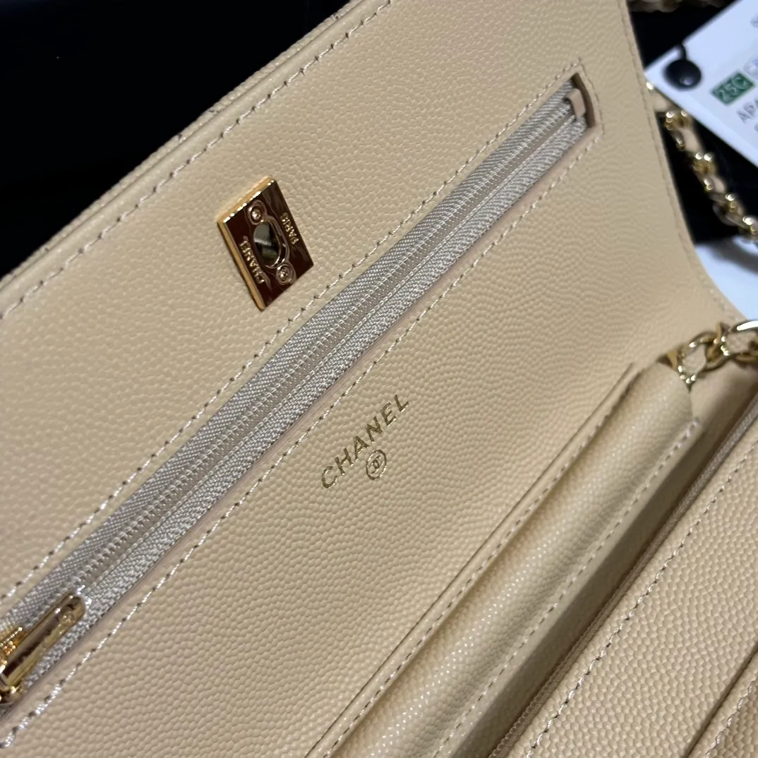 💰700 New product WOC🍃🍃Double C button style, 4241 new design is more solid. You no longer have to worry about things opening with too many buttons, and it still maintains the classic look. AP8482 size: 12×19.5×3.5cm