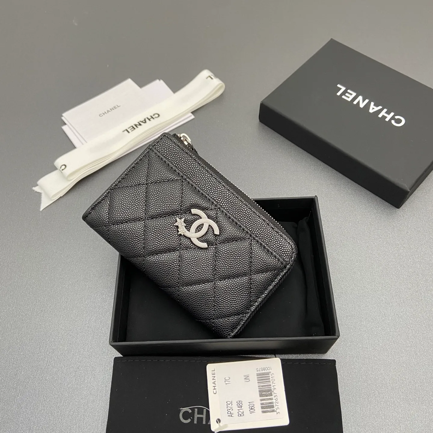 25b new series caviar cowhide with stars ⭐logo shiny blingblibg~zipper bag card holder series 6 card slots, 1 zipper bag Item number: A 3732 Price: 360 Size: w13×h8.5×d2cm Color: black fine ball pattern silver star hardware