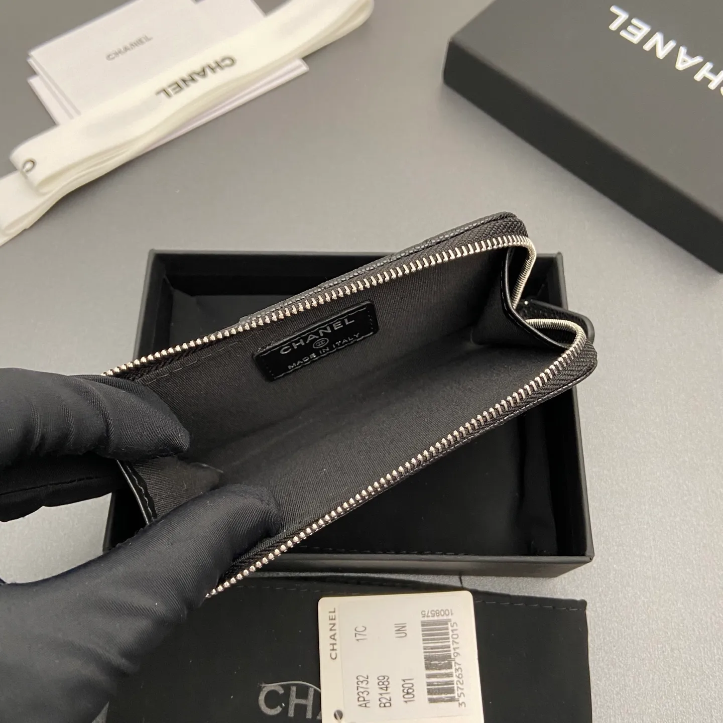 25b new series caviar cowhide with stars ⭐logo shiny blingblibg~zipper bag card holder series 6 card slots, 1 zipper bag Item number: A 3732 Price: 360 Size: w13×h8.5×d2cm Color: black fine ball pattern silver star hardware