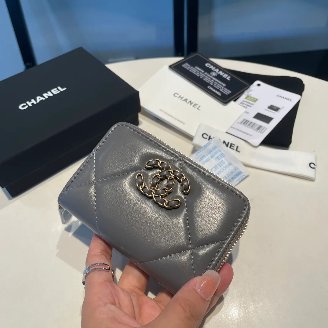 💰300😊 Upgraded version💋🆕 Ohanel new color🆕The latest zipper card holder, the texture of goatskin is invincible 😼The 19 series mainly promoted this season is the big rhombus, with a strong retro style👝Is there anyone who wants to buy each color🧸 The logo is eye-catching and unique, the goatskin has a light luster, and the temperament instantly ups and downs❣The fashionable style and style are also jointly created by Karl and Viard. The first series launched by the new artistic director will be a key recommendation of the brand from this year to next year, conveying the essence of the brand, with a full set of packaging 0945🍃size: 11.5*8cm