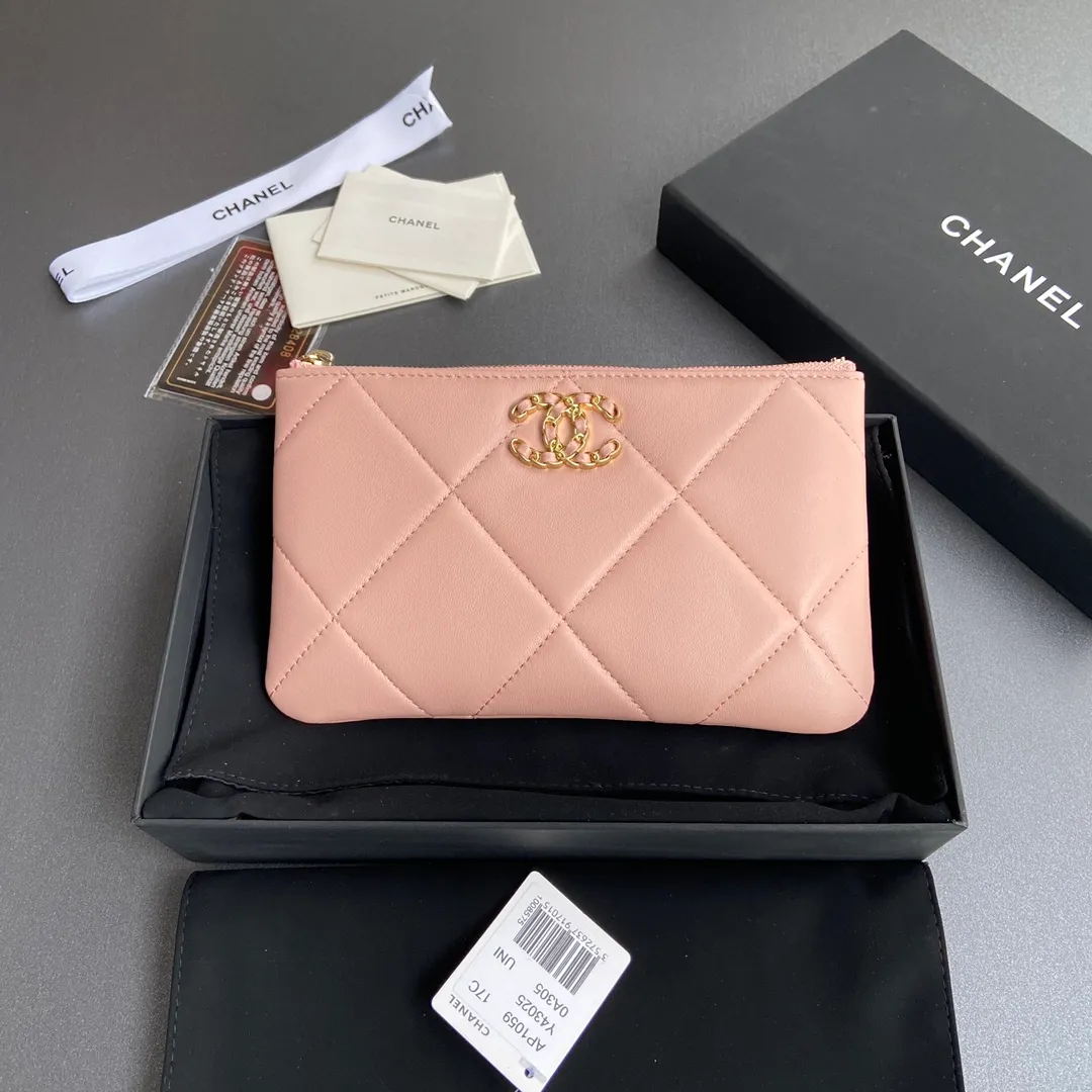 Xiaoxiang imported Italian lambskin Item number: A1059 Price: 380 Size: w20×h12.5×d1cm Color: pink lambskin gold steel mark