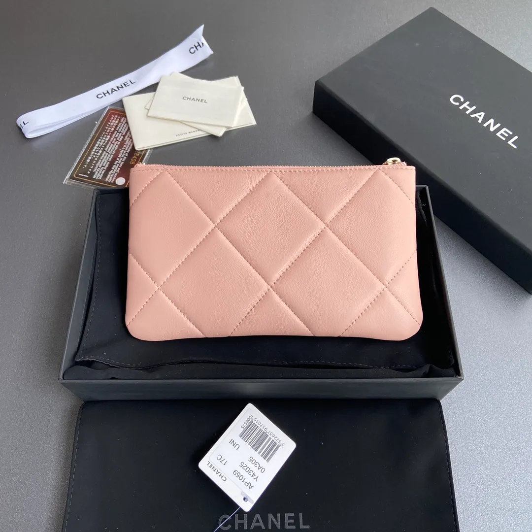 Xiaoxiang imported Italian lambskin Item number: A1059 Price: 380 Size: w20×h12.5×d1cm Color: pink lambskin gold steel mark
