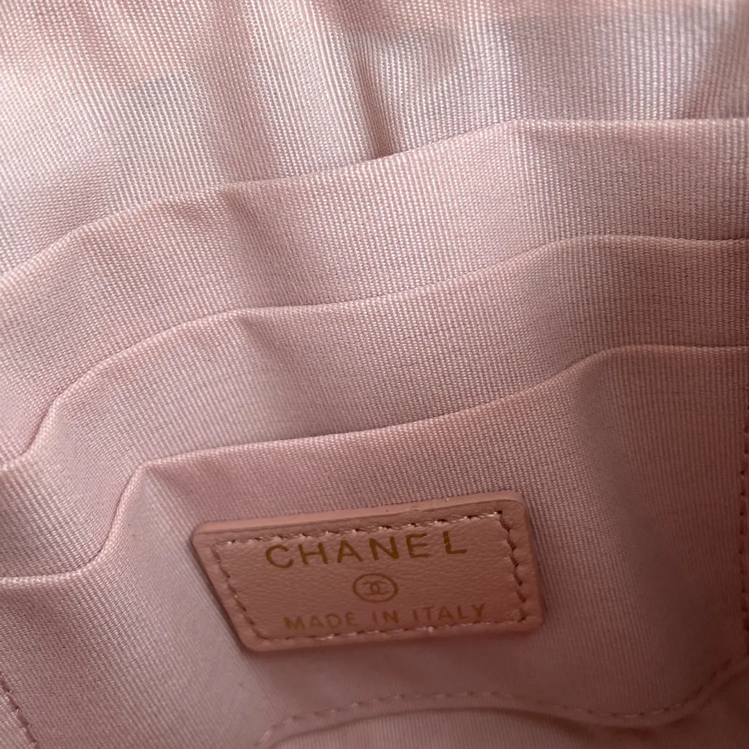 Xiaoxiang imported Italian lambskin Item number: A1059 Price: 380 Size: w20×h12.5×d1cm Color: pink lambskin gold steel mark