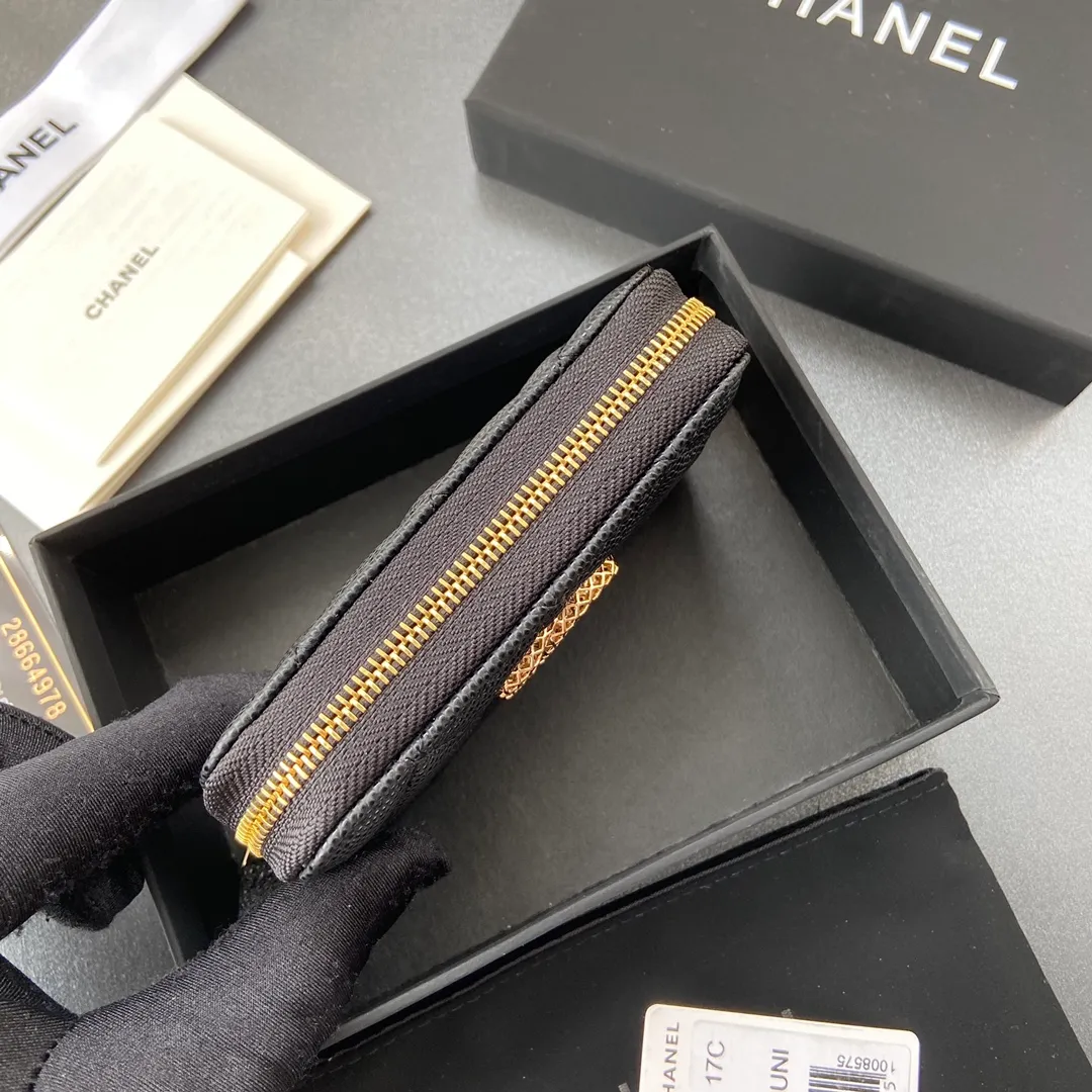 320💰Xiaoxiang imported Italian grained calfskin Item number: A3185 Size: W11×H7.5×2cm Color: black ball-grained leather with golden steel mark Usage: small zipper bag