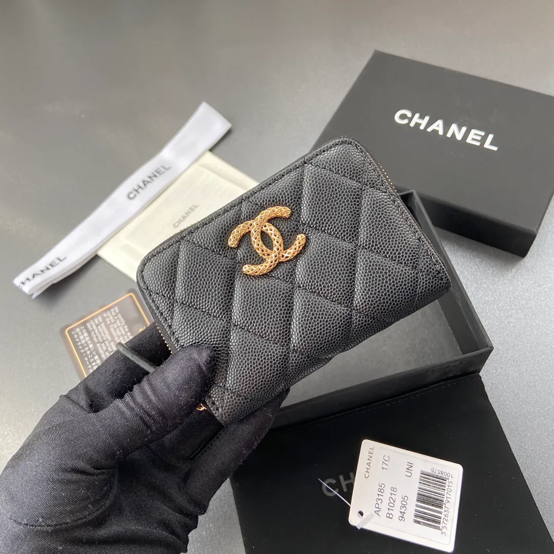 320💰Xiaoxiang imported Italian grained calfskin Item number: A3185 Size: W11×H7.5×2cm Color: black ball-grained leather with golden steel mark Usage: small zipper bag