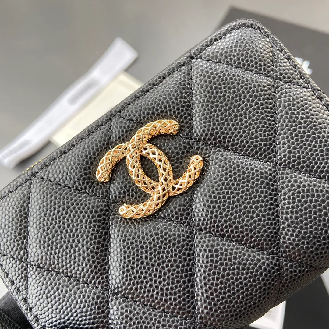 320💰Xiaoxiang imported Italian grained calfskin Item number: A3185 Size: W11×H7.5×2cm Color: black ball-grained leather with golden steel mark Usage: small zipper bag