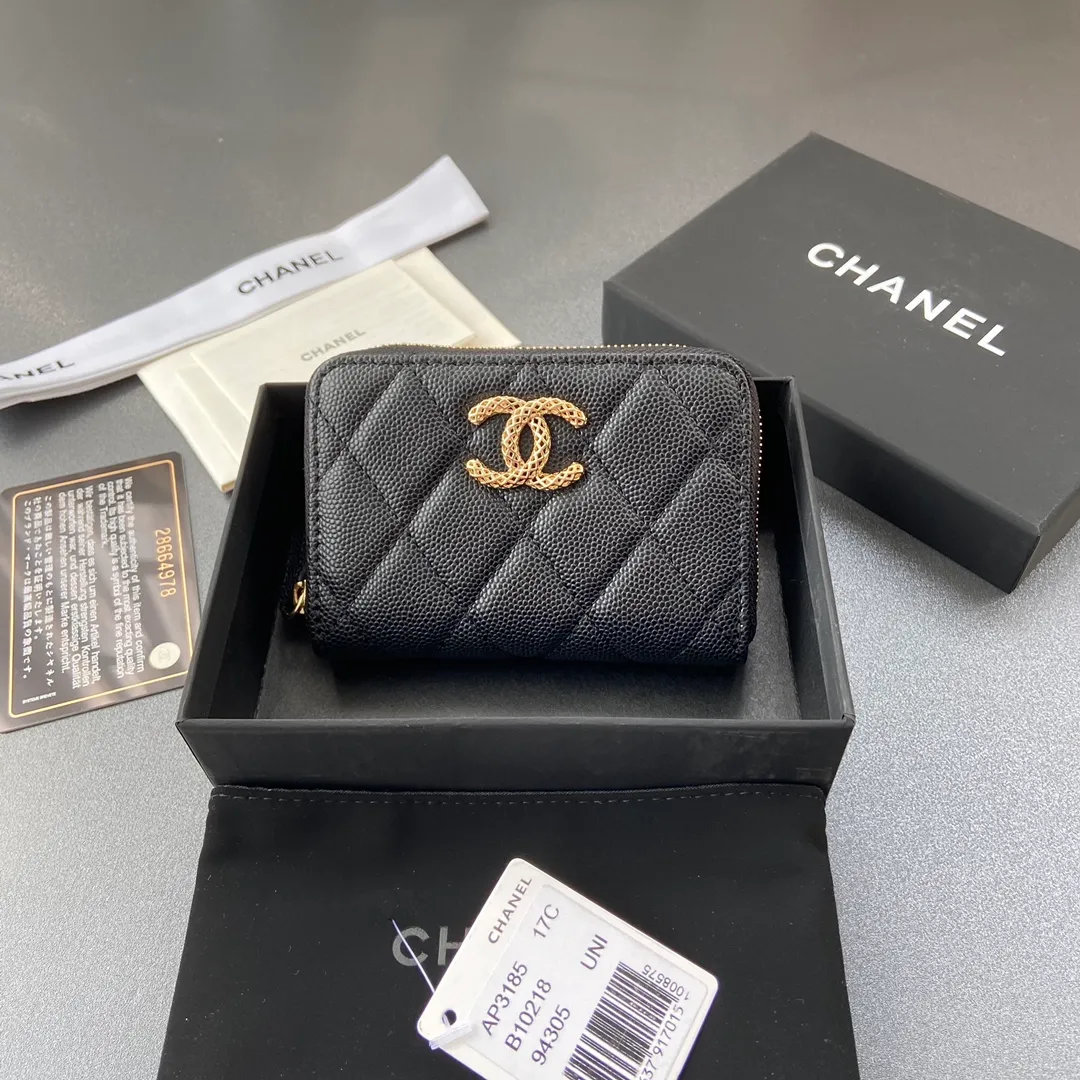 320💰Xiaoxiang imported Italian grained calfskin Item number: A3185 Size: W11×H7.5×2cm Color: black ball-grained leather with golden steel mark Usage: small zipper bag