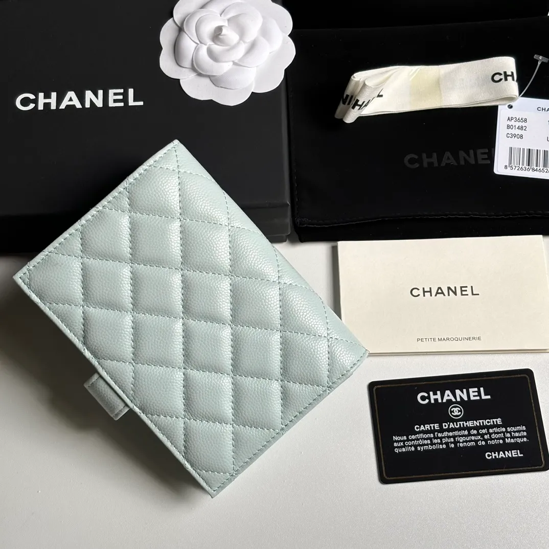 💰440 CHANEL multi-functional passport holder💕This design may also enter the classic series in the future👍Style number A3658 Original quality! The details are so beautiful and the size is 15*10*3cm.