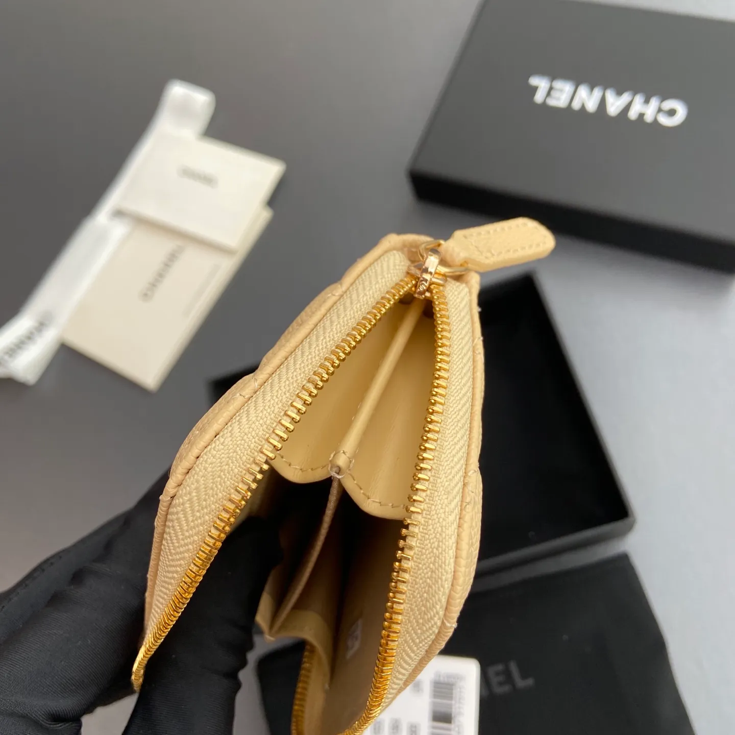 [Special grade hardware original leather] ¥280 Xiaoxiang small zipper bag card holder series with iconic metal logo, gold tone metal hardware, special Italian imported leather 2 card slots wallet bag, 4 card slots No.: 1650 Apricot fine ball pattern light gold steel mark Size: w11×h7.5×2cm