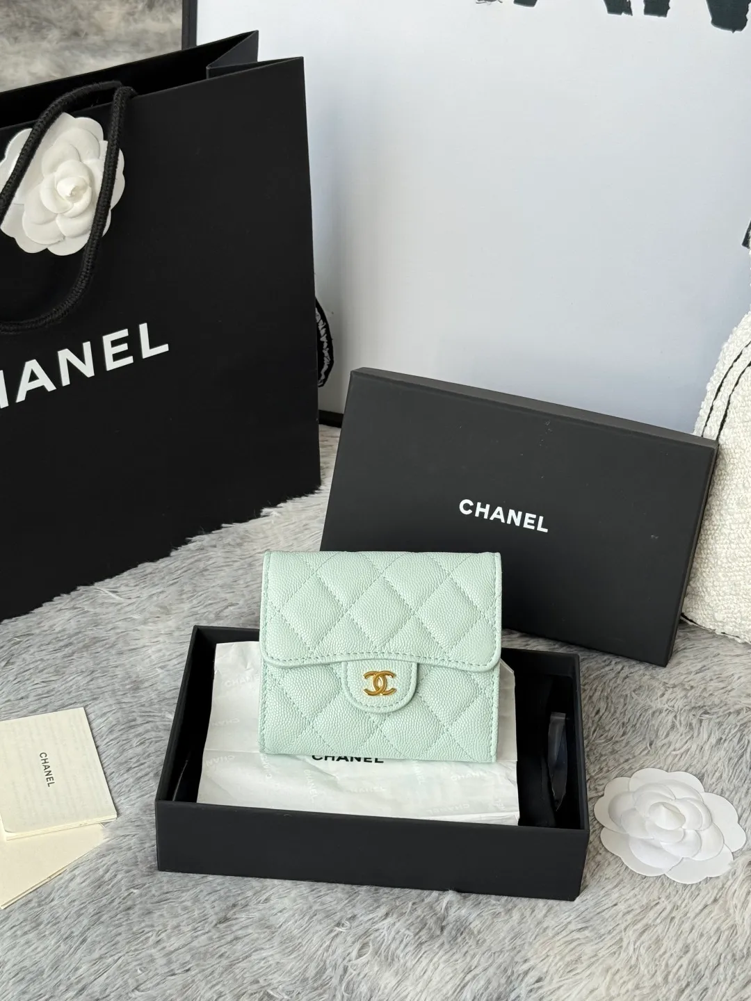 💰440💰 Made of calfskin, caviar, and cowhide, the CF short tri-fold wallet is now available! Chanel Grandma Xiang has 6 card slots, and there is a coin purse at the back, so you can put 2,000 Mao Zedong without any trouble at all! Delicate leather and gold hardware! Full of fashion sense, very fashionable, can be held in hand, can be put in the bag, very good for storage. Style number: 82288, size 10.5*11.5*3cm, color as shown in the picture, exclusive real shot