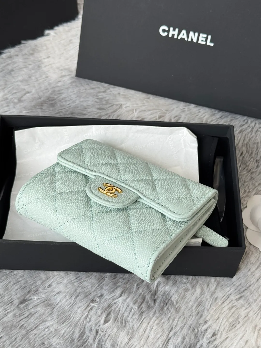 💰440💰 Made of calfskin, caviar, and cowhide, the CF short tri-fold wallet is now available! Chanel Grandma Xiang has 6 card slots, and there is a coin purse at the back, so you can put 2,000 Mao Zedong without any trouble at all! Delicate leather and gold hardware! Full of fashion sense, very fashionable, can be held in hand, can be put in the bag, very good for storage. Style number: 82288, size 10.5*11.5*3cm, color as shown in the picture, exclusive real shot