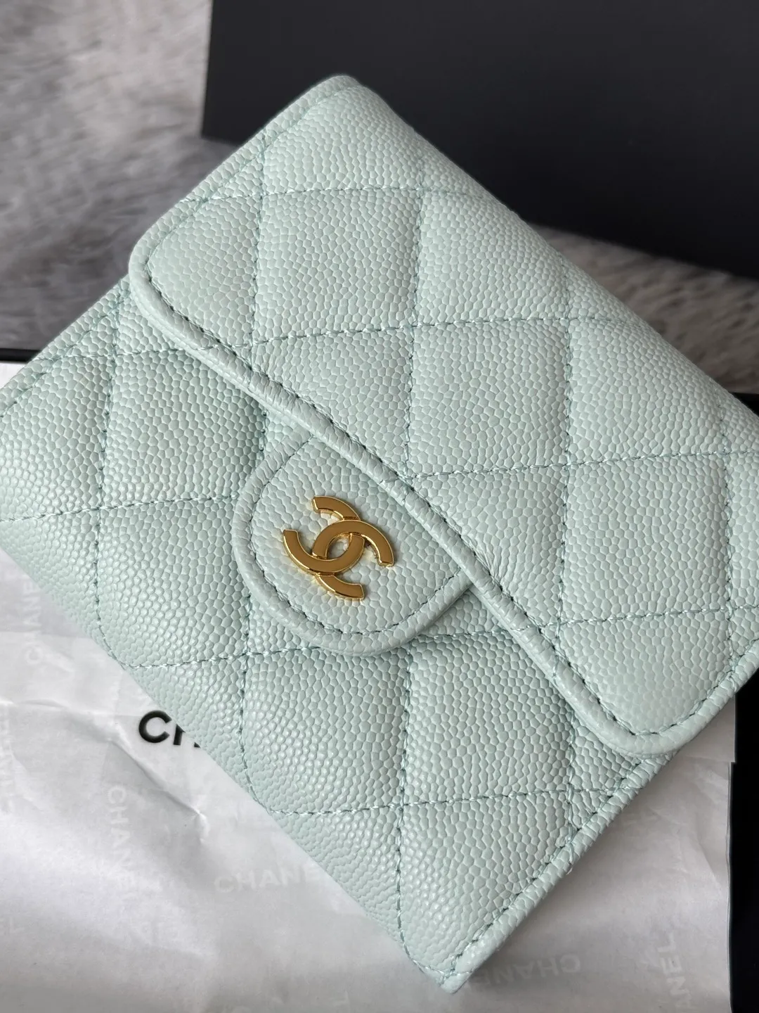 💰440💰 Made of calfskin, caviar, and cowhide, the CF short tri-fold wallet is now available! Chanel Grandma Xiang has 6 card slots, and there is a coin purse at the back, so you can put 2,000 Mao Zedong without any trouble at all! Delicate leather and gold hardware! Full of fashion sense, very fashionable, can be held in hand, can be put in the bag, very good for storage. Style number: 82288, size 10.5*11.5*3cm, color as shown in the picture, exclusive real shot