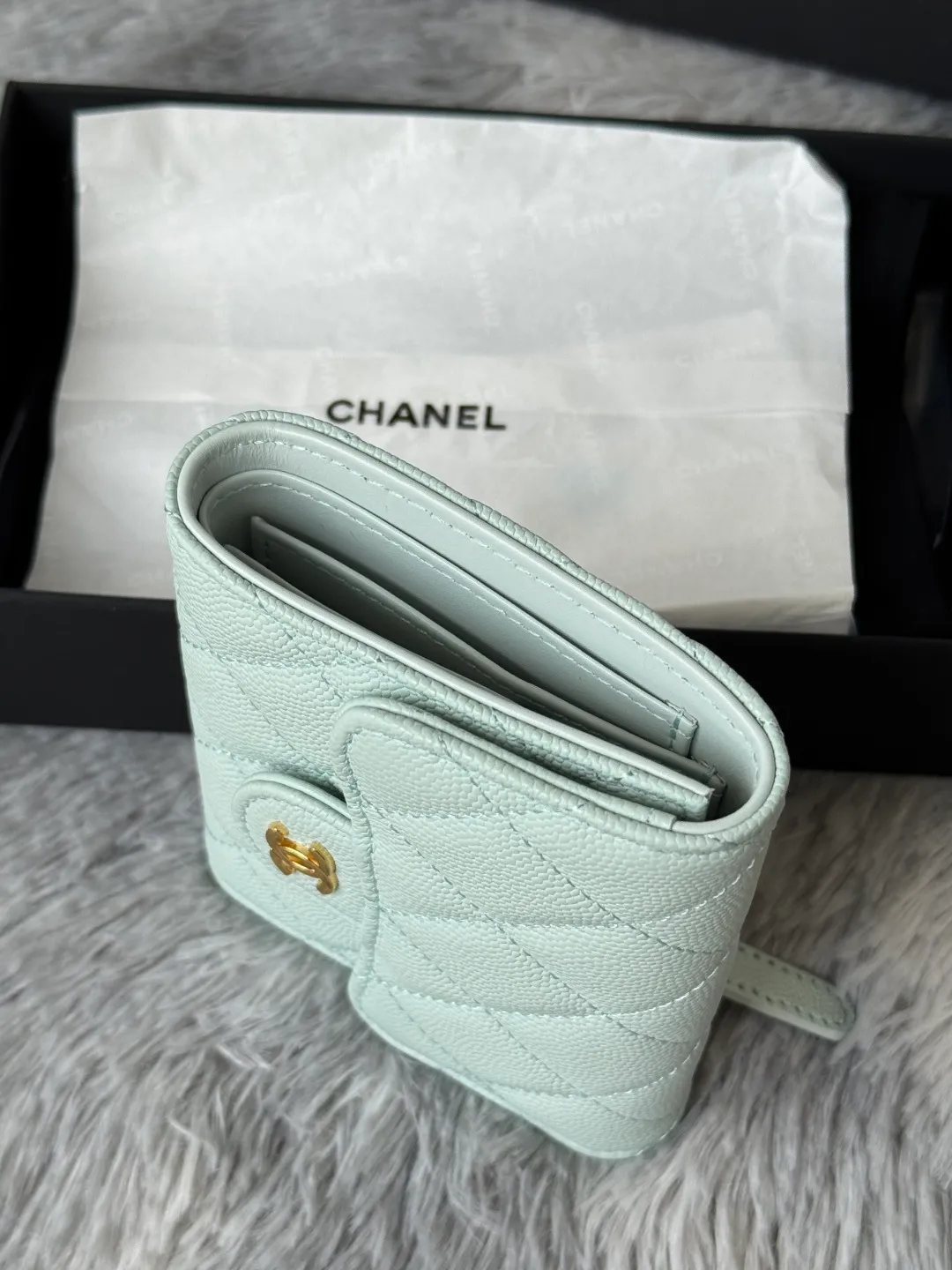 💰440💰 Made of calfskin, caviar, and cowhide, the CF short tri-fold wallet is now available! Chanel Grandma Xiang has 6 card slots, and there is a coin purse at the back, so you can put 2,000 Mao Zedong without any trouble at all! Delicate leather and gold hardware! Full of fashion sense, very fashionable, can be held in hand, can be put in the bag, very good for storage. Style number: 82288, size 10.5*11.5*3cm, color as shown in the picture, exclusive real shot