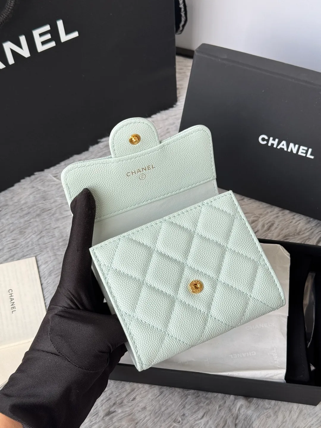 💰440💰 Made of calfskin, caviar, and cowhide, the CF short tri-fold wallet is now available! Chanel Grandma Xiang has 6 card slots, and there is a coin purse at the back, so you can put 2,000 Mao Zedong without any trouble at all! Delicate leather and gold hardware! Full of fashion sense, very fashionable, can be held in hand, can be put in the bag, very good for storage. Style number: 82288, size 10.5*11.5*3cm, color as shown in the picture, exclusive real shot