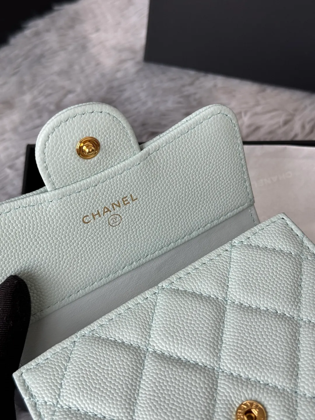💰440💰 Made of calfskin, caviar, and cowhide, the CF short tri-fold wallet is now available! Chanel Grandma Xiang has 6 card slots, and there is a coin purse at the back, so you can put 2,000 Mao Zedong without any trouble at all! Delicate leather and gold hardware! Full of fashion sense, very fashionable, can be held in hand, can be put in the bag, very good for storage. Style number: 82288, size 10.5*11.5*3cm, color as shown in the picture, exclusive real shot