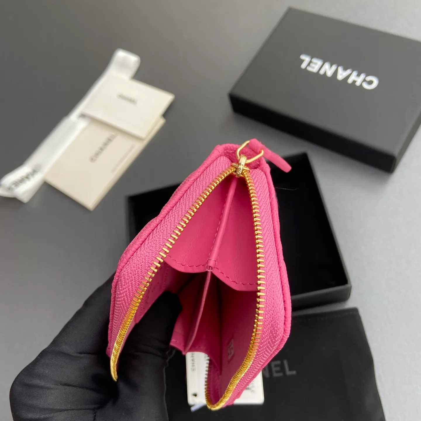 [Special grade hardware original leather] ¥280 Xiaoxiang small zipper bag card holder series with iconic metal logo, gold tone metal hardware, special Italian imported leather 2 card slots wallet bag, 4 card slots No.: 1650 Plum red fine ball pattern light gold steel mark Size: w11×h7.5×2cm