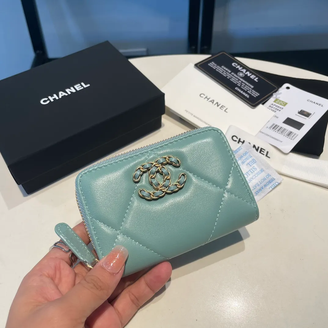 💰300😊 Upgraded version💋🆕 Ohanel new color🆕The latest zipper card holder, the texture of goatskin is invincible 😼The 19 series mainly promoted this season is the big rhombus, with a strong retro style👝Is there anyone who wants to buy each color🧸 The logo is eye-catching and unique, the goatskin has a light luster, and the temperament instantly ups and downs❣The fashionable style and style are also jointly created by Karl and Viard. The first series launched by the new artistic director will be a key recommendation of the brand from this year to next year, conveying the essence of the brand, with a full set of packaging 0945🍃size: 11.5*8cm