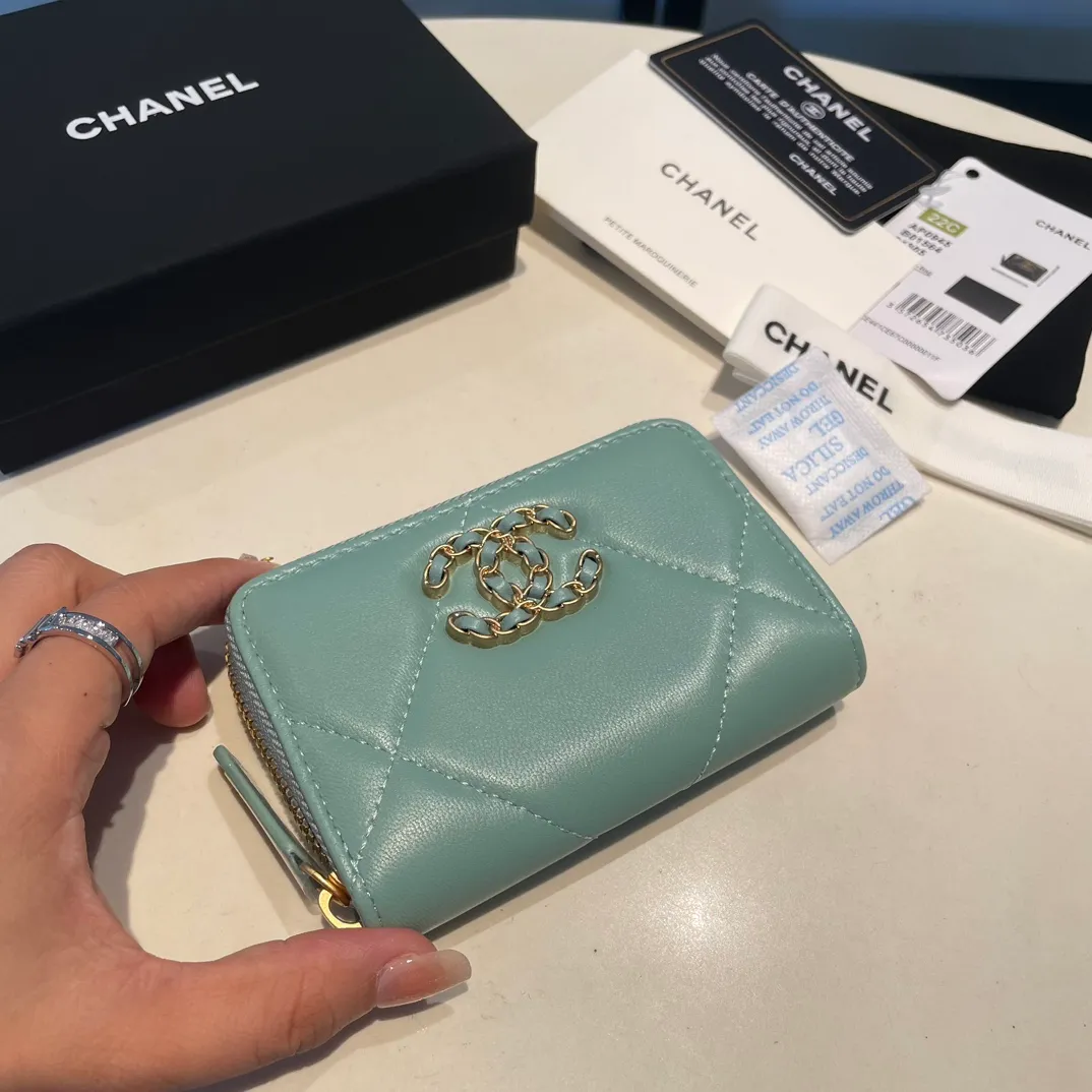 💰300😊 Upgraded version💋🆕 Ohanel new color🆕The latest zipper card holder, the texture of goatskin is invincible 😼The 19 series mainly promoted this season is the big rhombus, with a strong retro style👝Is there anyone who wants to buy each color🧸 The logo is eye-catching and unique, the goatskin has a light luster, and the temperament instantly ups and downs❣The fashionable style and style are also jointly created by Karl and Viard. The first series launched by the new artistic director will be a key recommendation of the brand from this year to next year, conveying the essence of the brand, with a full set of packaging 0945🍃size: 11.5*8cm