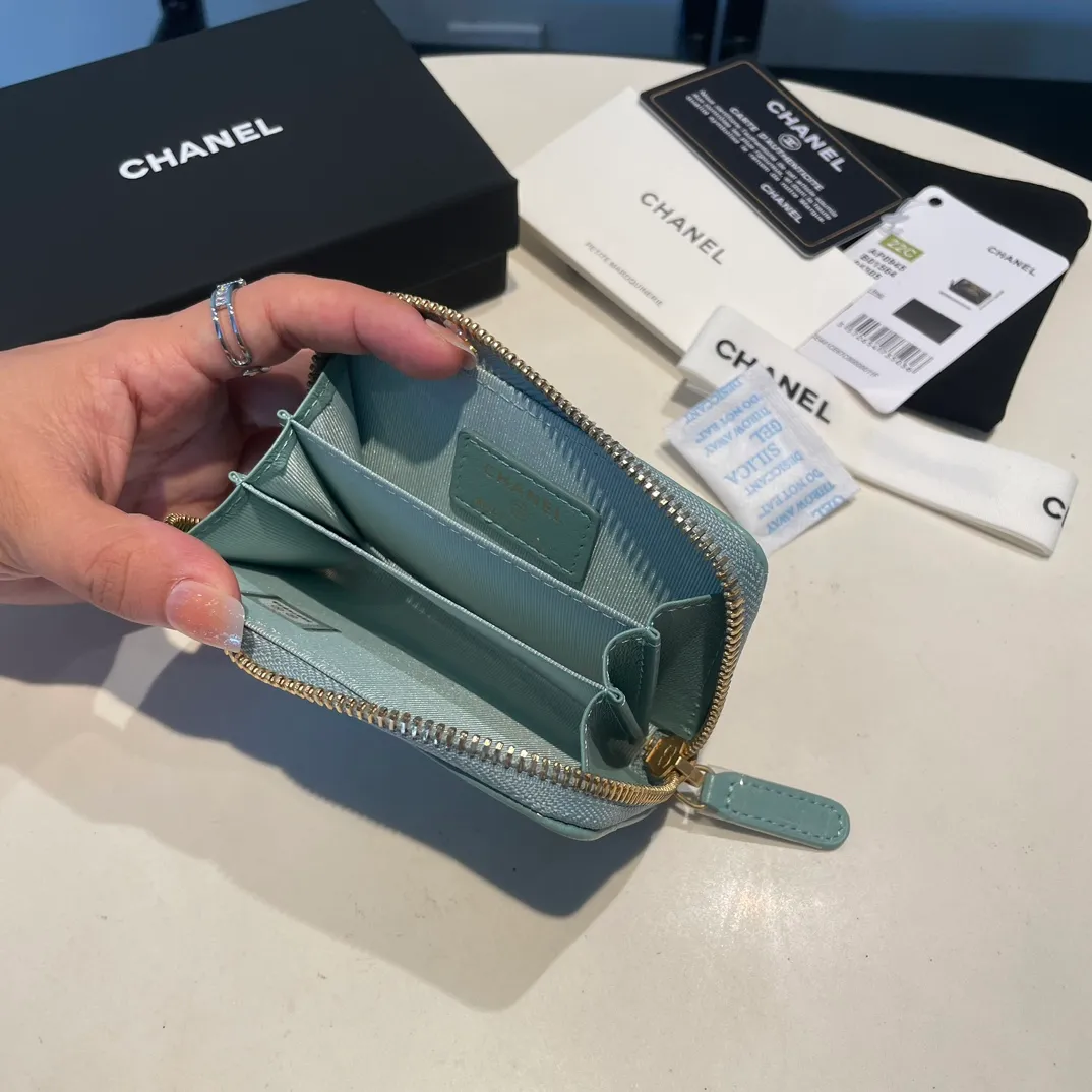 💰300😊 Upgraded version💋🆕 Ohanel new color🆕The latest zipper card holder, the texture of goatskin is invincible 😼The 19 series mainly promoted this season is the big rhombus, with a strong retro style👝Is there anyone who wants to buy each color🧸 The logo is eye-catching and unique, the goatskin has a light luster, and the temperament instantly ups and downs❣The fashionable style and style are also jointly created by Karl and Viard. The first series launched by the new artistic director will be a key recommendation of the brand from this year to next year, conveying the essence of the brand, with a full set of packaging 0945🍃size: 11.5*8cm