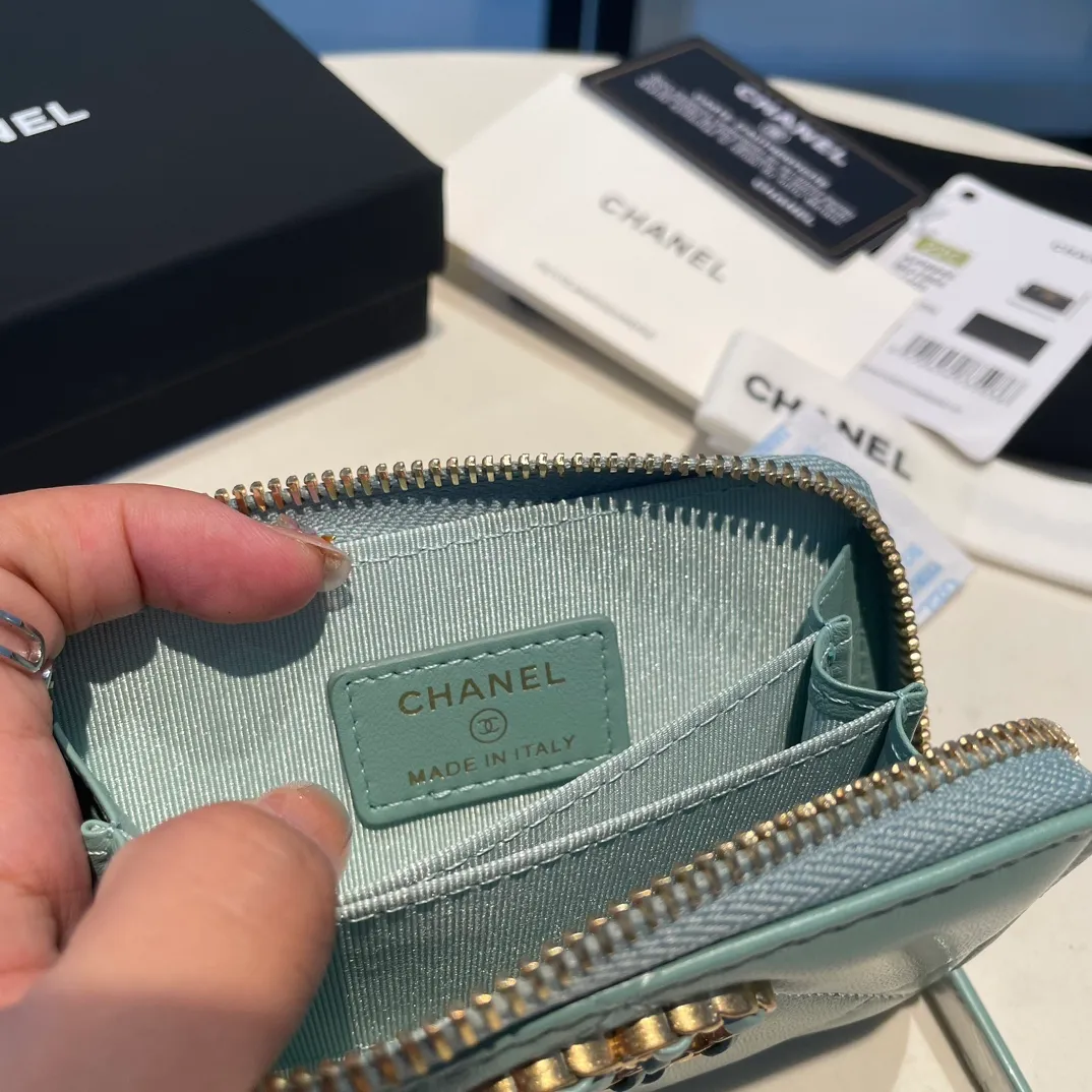 💰300😊 Upgraded version💋🆕 Ohanel new color🆕The latest zipper card holder, the texture of goatskin is invincible 😼The 19 series mainly promoted this season is the big rhombus, with a strong retro style👝Is there anyone who wants to buy each color🧸 The logo is eye-catching and unique, the goatskin has a light luster, and the temperament instantly ups and downs❣The fashionable style and style are also jointly created by Karl and Viard. The first series launched by the new artistic director will be a key recommendation of the brand from this year to next year, conveying the essence of the brand, with a full set of packaging 0945🍃size: 11.5*8cm