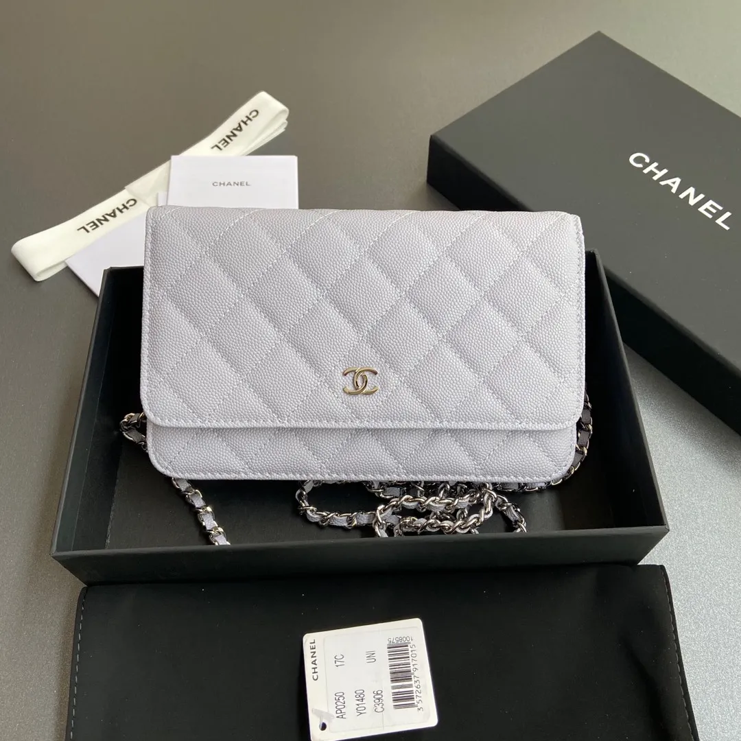 Xiaoxiang imported Italian grained calfskin Item No.: A0250 Price: 640 Size: w20×h13×d3.5cm Color: Light purple fine ball pattern silver steel mark