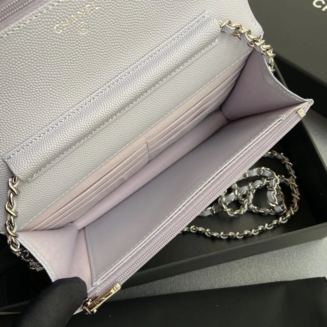Xiaoxiang imported Italian grained calfskin Item No.: A0250 Price: 640 Size: w20×h13×d3.5cm Color: Light purple fine ball pattern silver steel mark