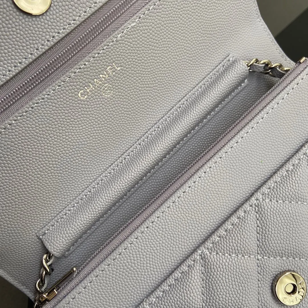 Xiaoxiang imported Italian grained calfskin Item No.: A0250 Price: 640 Size: w20×h13×d3.5cm Color: Light purple fine ball pattern silver steel mark
