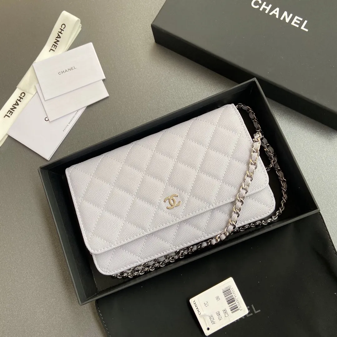 Xiaoxiang imported Italian grained calfskin Item No.: A0250 Price: 640 Size: w20×h13×d3.5cm Color: Light purple fine ball pattern silver steel mark