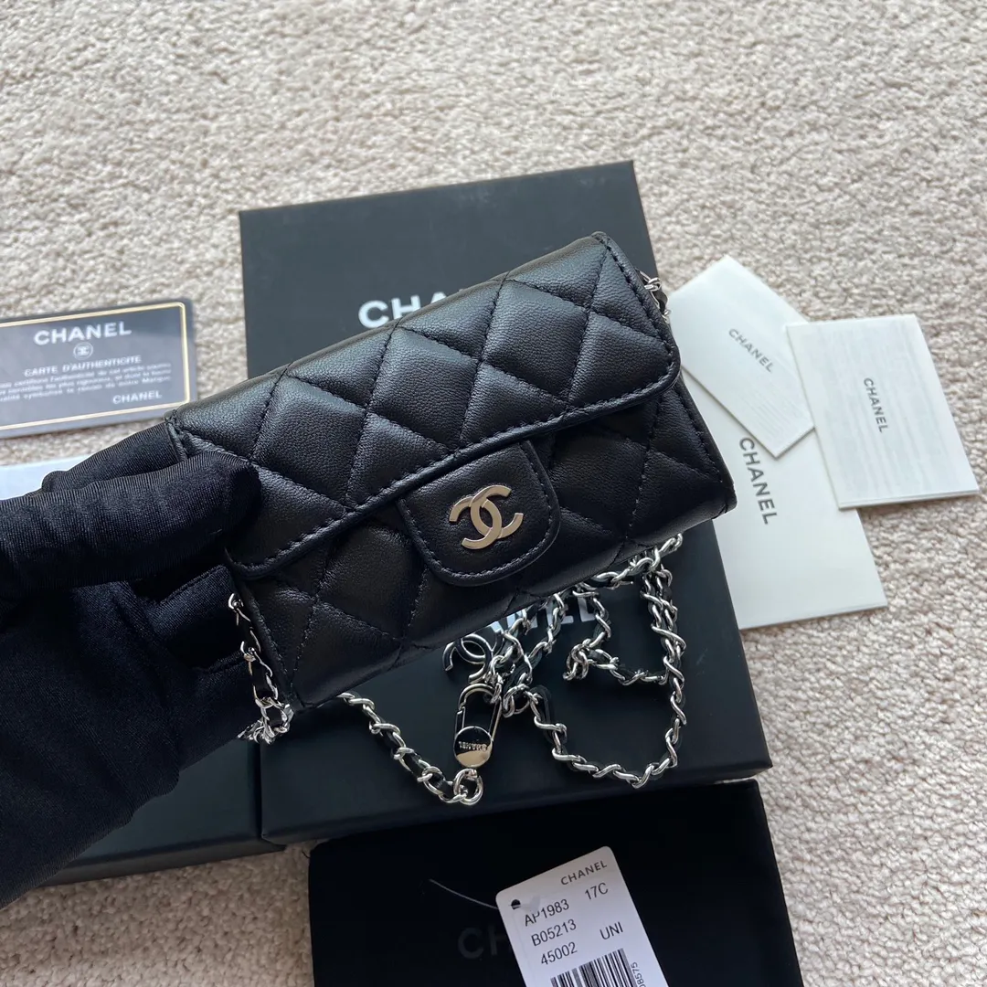 Xiaoxiang imported Italian leather Item number: AP3966 /A81081 (chain small card holder) Price: 420 Size: w11×h7cm Color: black sheepskin silver steel mark