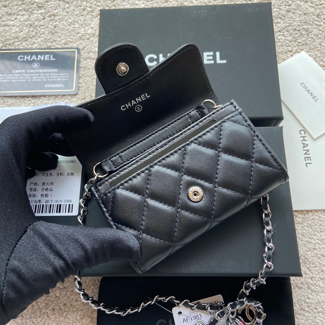 Xiaoxiang imported Italian leather Item number: AP3966 /A81081 (chain small card holder) Price: 420 Size: w11×h7cm Color: black sheepskin silver steel mark