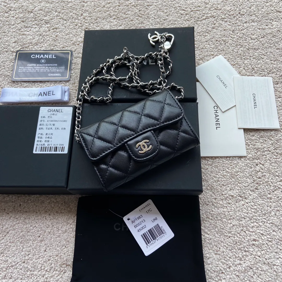 Xiaoxiang imported Italian leather Item number: AP3966 /A81081 (chain small card holder) Price: 420 Size: w11×h7cm Color: black sheepskin silver steel mark