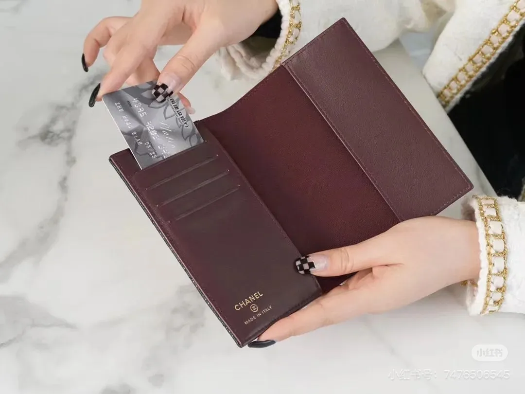 80385 A must-have for travel! ! I was deeply attracted by this passport holder at first sight. Whether it is a business trip or a vacation, it is your perfect partner.
