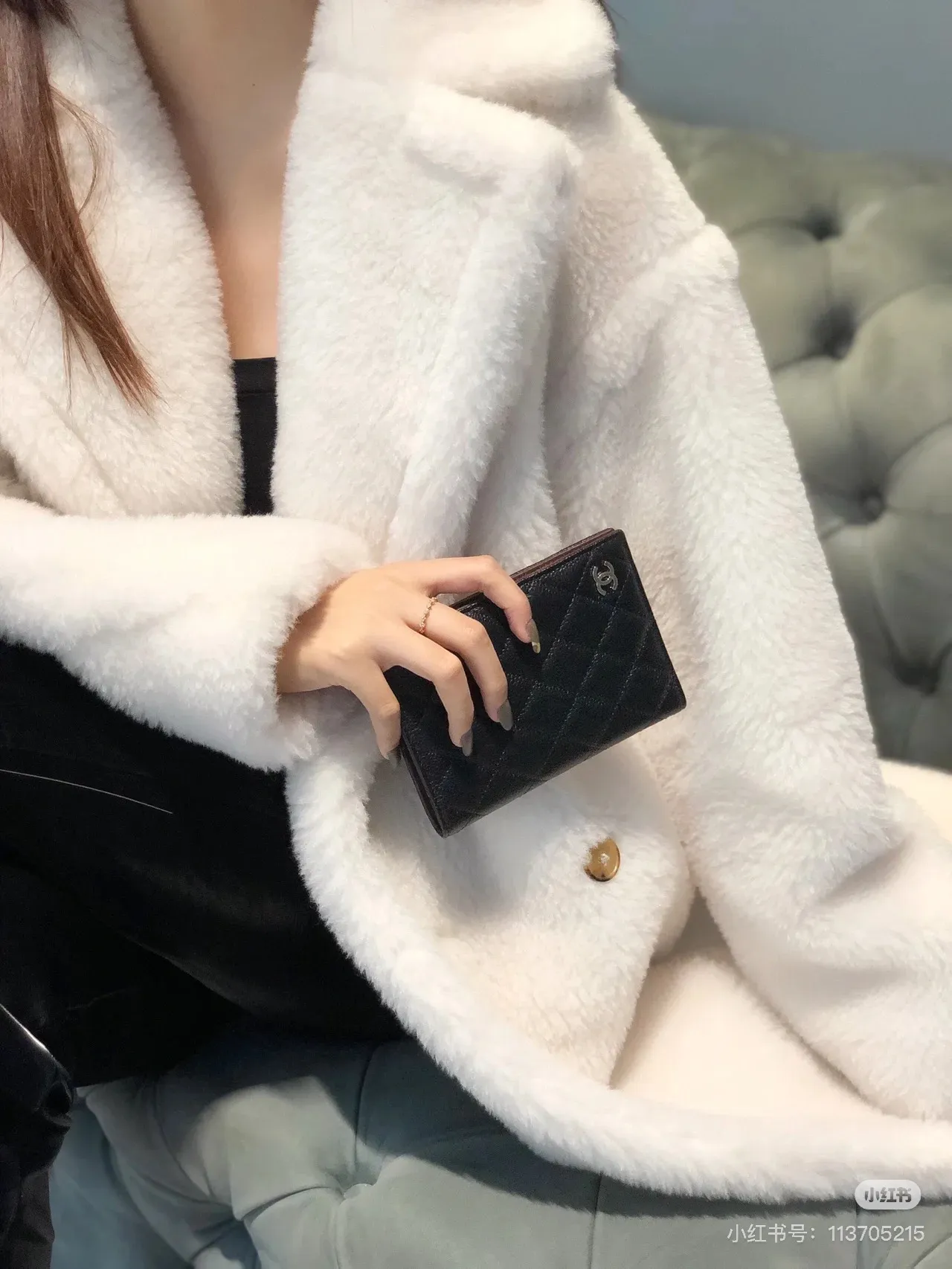 80385 A must-have for travel! ! I was deeply attracted by this passport holder at first sight. Whether it is a business trip or a vacation, it is your perfect partner.
