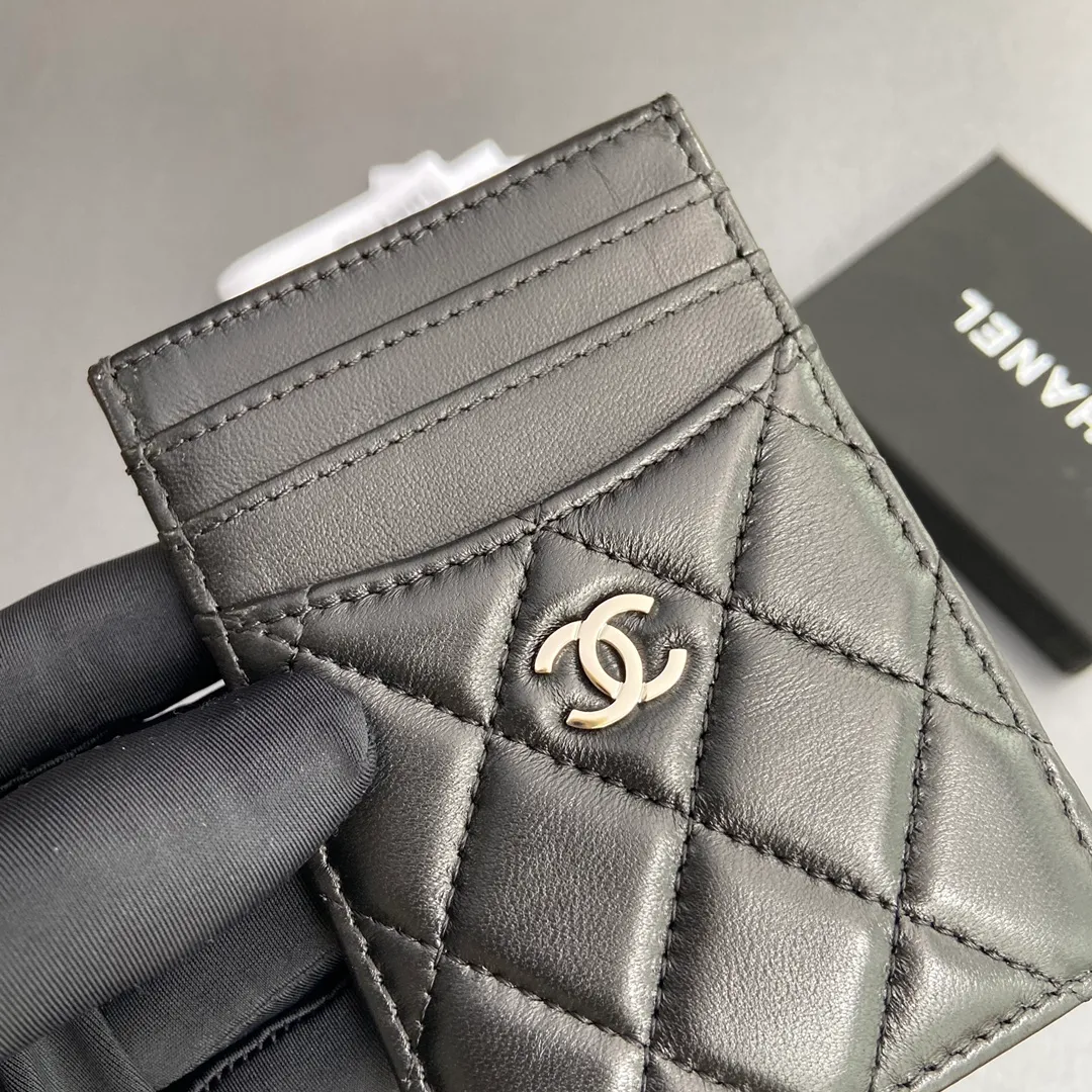 [Special grade hardware original leather] ¥240 Xiaoxiang card holder series Quilted card holder with iconic metal logo Silver tone metal hardware, exclusive Italian imported leather 5 card slots No.: 3595 Size: w8×11.5cm