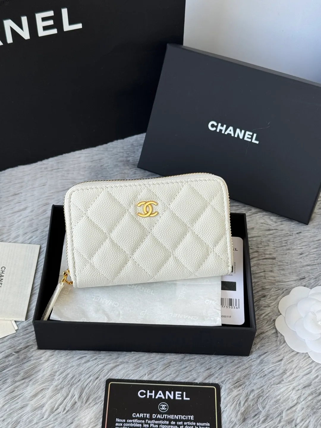 Medium size 💰360💰 finally arrived, chanel 25c oversized zipper bag with zipper inside. First place to eat melon. Large black gold cow coin purse with inner zipper. Made of caviar cowhide. Ginza sa is great. Enthusiastic and patient. I picked up a bunch of black gold card holders. There are several popular coin purses. I went for the L-shaped zipper coin purse. I tried it on the spot. My nails are a little difficult to insert cards. The 25c model is enlarged and looks great. The upgraded version is very practical. Buy it quickly! chanel25c chanel coin purse chanel card holder card holder recommended zipper coin purse chanel number: 3686 (0112) 25c size: 12*5cmx8cmx2cm