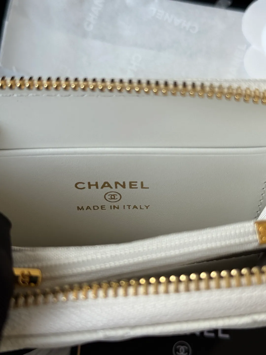 Medium size 💰360💰 finally arrived, chanel 25c oversized zipper bag with zipper inside. First place to eat melon. Large black gold cow coin purse with inner zipper. Made of caviar cowhide. Ginza sa is great. Enthusiastic and patient. I picked up a bunch of black gold card holders. There are several popular coin purses. I went for the L-shaped zipper coin purse. I tried it on the spot. My nails are a little difficult to insert cards. The 25c model is enlarged and looks great. The upgraded version is very practical. Buy it quickly! chanel25c chanel coin purse chanel card holder card holder recommended zipper coin purse chanel number: 3686 (0112) 25c size: 12*5cmx8cmx2cm