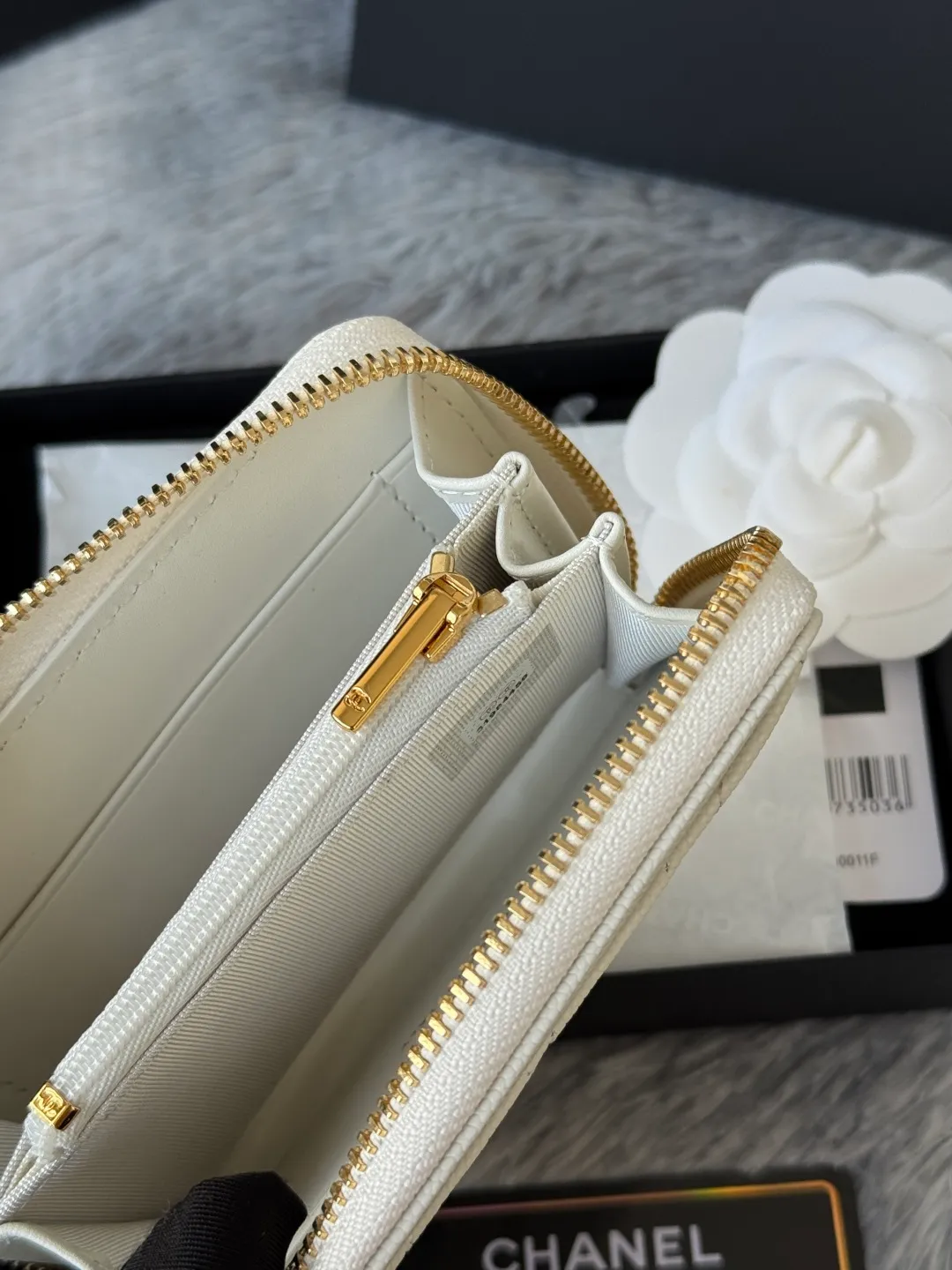 Medium size 💰360💰 finally arrived, chanel 25c oversized zipper bag with zipper inside. First place to eat melon. Large black gold cow coin purse with inner zipper. Made of caviar cowhide. Ginza sa is great. Enthusiastic and patient. I picked up a bunch of black gold card holders. There are several popular coin purses. I went for the L-shaped zipper coin purse. I tried it on the spot. My nails are a little difficult to insert cards. The 25c model is enlarged and looks great. The upgraded version is very practical. Buy it quickly! chanel25c chanel coin purse chanel card holder card holder recommended zipper coin purse chanel number: 3686 (0112) 25c size: 12*5cmx8cmx2cm