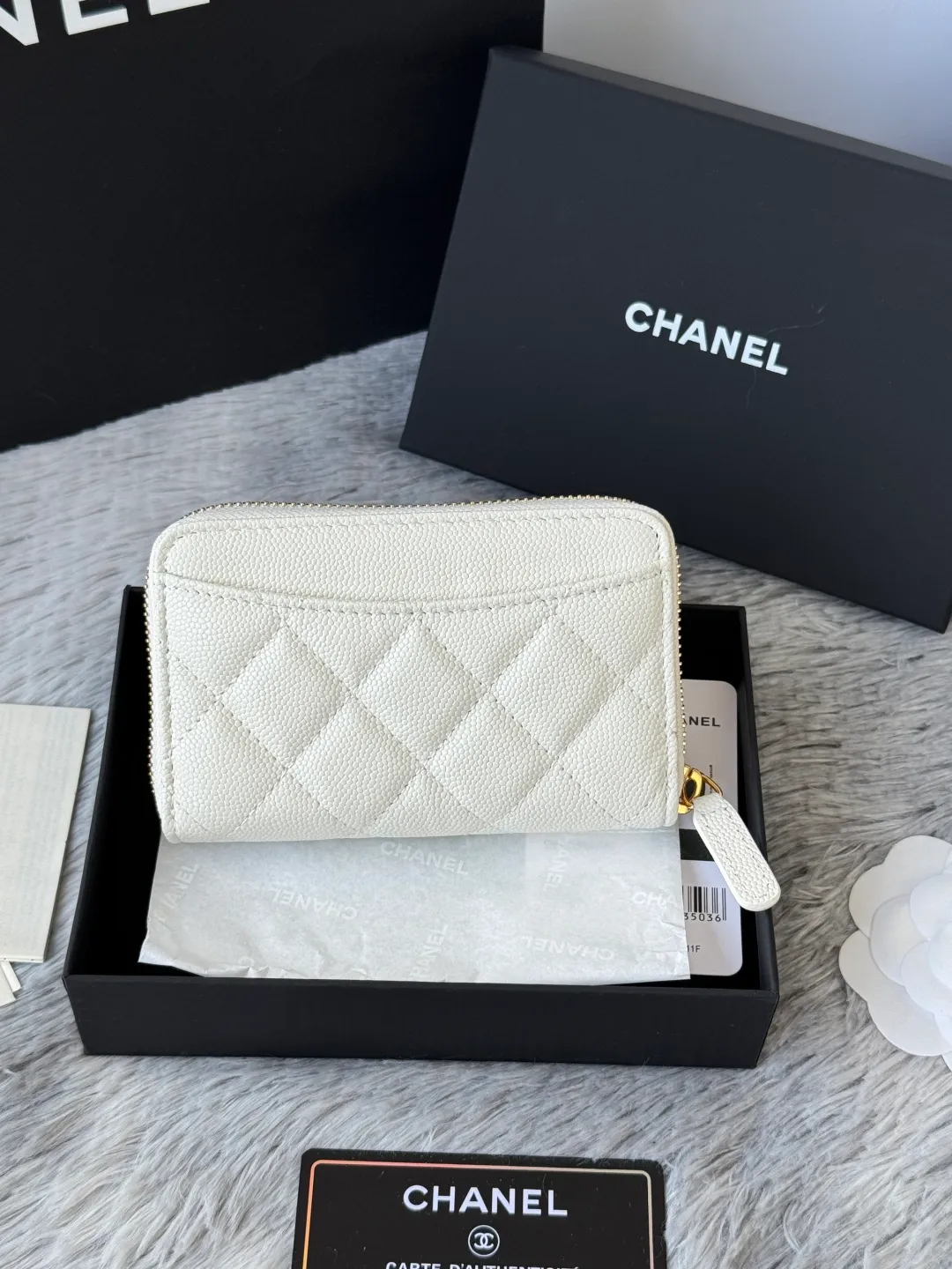 Medium size 💰360💰 finally arrived, chanel 25c oversized zipper bag with zipper inside. First place to eat melon. Large black gold cow coin purse with inner zipper. Made of caviar cowhide. Ginza sa is great. Enthusiastic and patient. I picked up a bunch of black gold card holders. There are several popular coin purses. I went for the L-shaped zipper coin purse. I tried it on the spot. My nails are a little difficult to insert cards. The 25c model is enlarged and looks great. The upgraded version is very practical. Buy it quickly! chanel25c chanel coin purse chanel card holder card holder recommended zipper coin purse chanel number: 3686 (0112) 25c size: 12*5cmx8cmx2cm