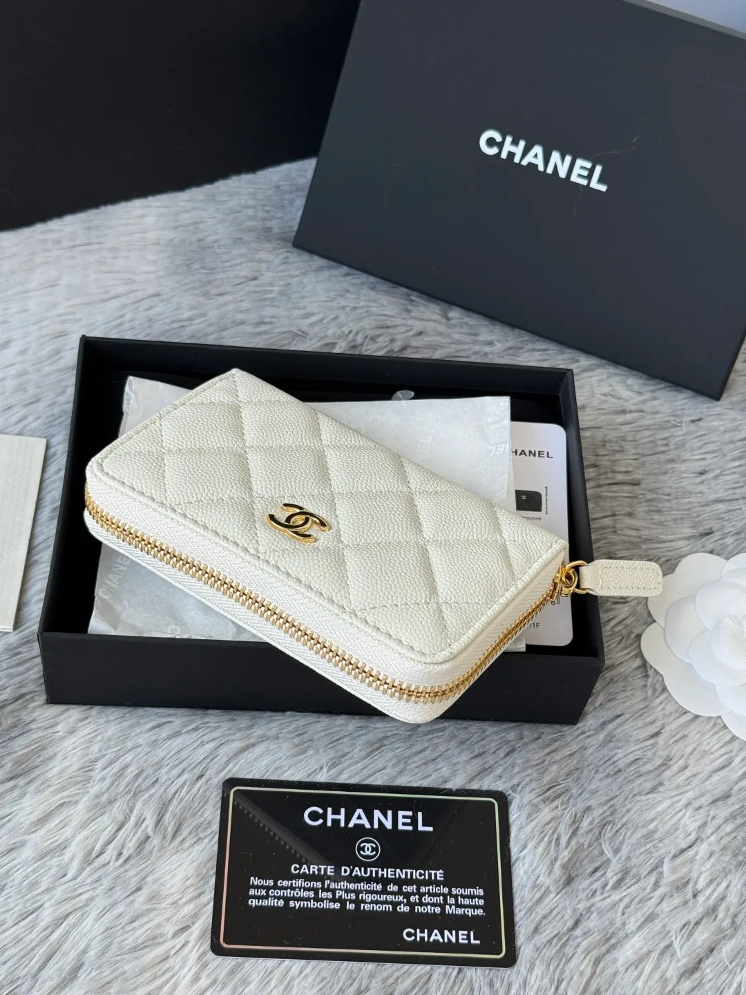 Medium size 💰360💰 finally arrived, chanel 25c oversized zipper bag with zipper inside. First place to eat melon. Large black gold cow coin purse with inner zipper. Made of caviar cowhide. Ginza sa is great. Enthusiastic and patient. I picked up a bunch of black gold card holders. There are several popular coin purses. I went for the L-shaped zipper coin purse. I tried it on the spot. My nails are a little difficult to insert cards. The 25c model is enlarged and looks great. The upgraded version is very practical. Buy it quickly! chanel25c chanel coin purse chanel card holder card holder recommended zipper coin purse chanel number: 3686 (0112) 25c size: 12*5cmx8cmx2cm